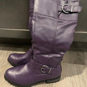 Daily Women's purple boots Size 8 NWOT!